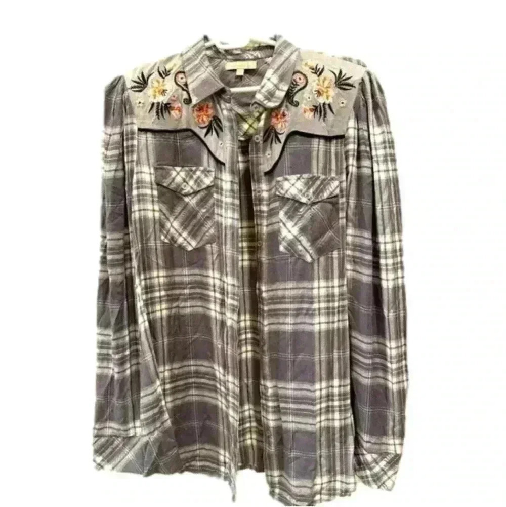 Wonderly gray plaid embroidered button up shirt size M like new condition